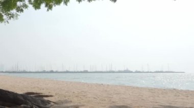 Plaj dalgaları ve mavi gökyüzü. Rüzgârla dalgalanan deniz. Statik Kamera kaydediyor. Mavi deniz dalgası. Pattaya plajı Tayland 'ın ünlü deniz sahillerinden biridir. Yaz tatilini temsil etmek rahatlatıcı..