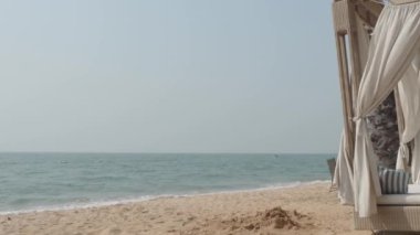 Plaj dalgaları ve mavi gökyüzü. Rüzgârla dalgalanan deniz. Statik Kamera kaydediyor. Mavi deniz dalgası. Pattaya plajı Tayland 'ın ünlü deniz sahillerinden biridir. Yaz tatilini temsil etmek rahatlatıcı..