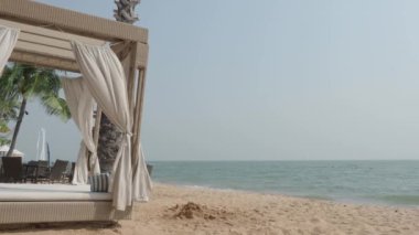 Plaj dalgaları ve mavi gökyüzü. Rüzgârla dalgalanan deniz. Statik Kamera kaydediyor. Mavi deniz dalgası. Pattaya plajı Tayland 'ın ünlü deniz sahillerinden biridir. Yaz tatilini temsil etmek rahatlatıcı..