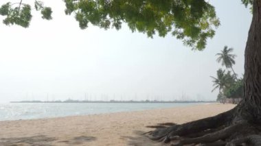 Plaj dalgaları ve mavi gökyüzü. Rüzgârla dalgalanan deniz. Statik Kamera kaydediyor. Mavi deniz dalgası. Pattaya plajı Tayland 'ın ünlü deniz sahillerinden biridir. Yaz tatilini temsil etmek rahatlatıcı..