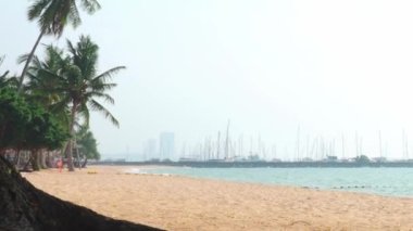 Plaj dalgaları ve mavi gökyüzü. Rüzgârla dalgalanan deniz. Statik Kamera kaydediyor. Mavi deniz dalgası. Pattaya plajı Tayland 'ın ünlü deniz sahillerinden biridir. Yaz tatilini temsil etmek rahatlatıcı..