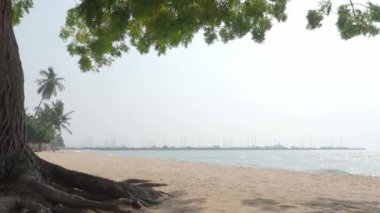 Plaj dalgaları ve mavi gökyüzü. Rüzgârla dalgalanan deniz. Statik Kamera kaydediyor. Mavi deniz dalgası. Pattaya plajı Tayland 'ın ünlü deniz sahillerinden biridir. Yaz tatilini temsil etmek rahatlatıcı..