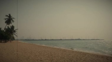 Plaj dalgaları ve mavi gökyüzü. Rüzgârla dalgalanan deniz. Statik Kamera kaydediyor. Mavi deniz dalgası. Pattaya plajı Tayland 'ın ünlü deniz sahillerinden biridir. Yaz tatilini temsil etmek rahatlatıcı..