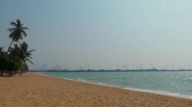 Plaj dalgaları ve mavi gökyüzü. Rüzgârla dalgalanan deniz. Statik Kamera kaydediyor. Mavi deniz dalgası. Pattaya plajı Tayland 'ın ünlü deniz sahillerinden biridir. Yaz tatilini temsil etmek rahatlatıcı..