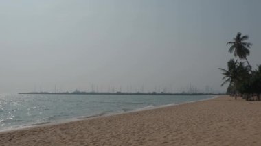 Plaj dalgaları ve mavi gökyüzü. Rüzgârla dalgalanan deniz. Statik Kamera kaydediyor. Mavi deniz dalgası. Pattaya plajı Tayland 'ın ünlü deniz sahillerinden biridir. Yaz tatilini temsil etmek rahatlatıcı..