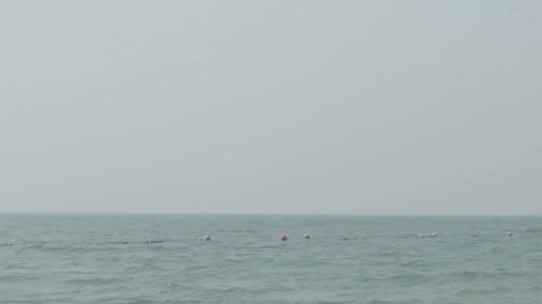 Plaża Fale Morskie Błękitne Niebo Morze Faluje Przez Wiatr Statyczny — Wideo stockowe