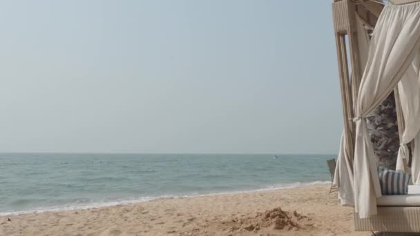ビーチ海の波と青空 海の風によって手を振る スタティックカメラの録音 青い海の波紋 タイの有名な海のビーチの場所の1つであるパタヤビーチ 夏休みを表すリラックス — ストック動画
