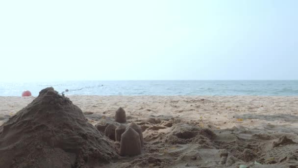 Пляжные Волны Голубое Небо Море Машет Ветром Запись Статической Камеры — стоковое видео