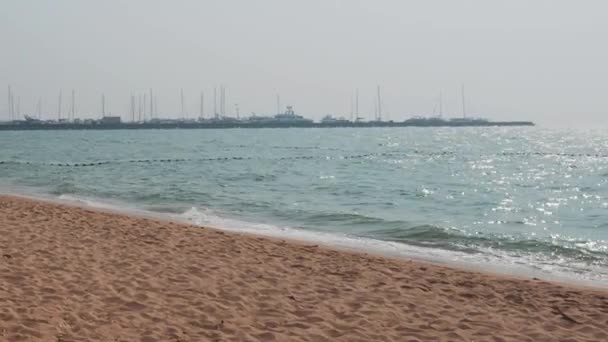 ビーチ海の波と青空 海の風によって手を振る スタティックカメラの録音 青い海の波紋 タイの有名な海のビーチの場所の1つであるパタヤビーチ 夏休みを表すリラックス — ストック動画
