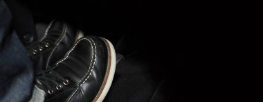 Hızlandırıcı ve arabada pedal kırmak. İleriye gitmek için bir arabanın ayak pedalını kapat. Sürücü, arabanın gaz pedallarına basarak arabayı sürüyor. Aracın içinde ayak pedalları.