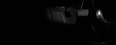 Hızlandırıcı ve arabada pedal kırmak. İleriye gitmek için bir arabanın ayak pedalını kapat. Sürücü, arabanın gaz pedallarına basarak arabayı sürüyor. Aracın içinde ayak pedalları.