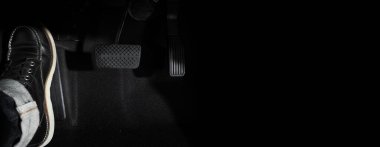 Hızlandırıcı ve arabada pedal kırmak. İleriye gitmek için bir arabanın ayak pedalını kapat. Sürücü, arabanın gaz pedallarına basarak arabayı sürüyor. Aracın içinde ayak pedalları.