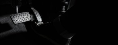 Hızlandırıcı ve arabada pedal kırmak. İleriye gitmek için bir arabanın ayak pedalını kapat. Sürücü, arabanın gaz pedallarına basarak arabayı sürüyor. Aracın içinde ayak pedalları.