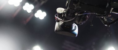 TV kamerası, vinç tripodunda stüdyo yapımında yer alan içeriği canlı yayında ya da çevrimiçi internet şovunda çekmek veya kaydetmek için yayınlanıyor. Vinçte HD video kaydı. Seçici odak.