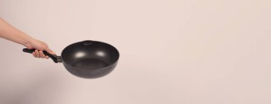 Elektrikli tencere temizleme. El beyaz arka plan temizleme çubuk olmayan tava kullanışlı bulaşık sünger ile yumuşak tarafında sarı renk ve pişirdikten sonra hijyen için sert tarafta yeşil.