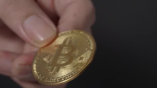 Gold Bitcoin Giving Receiving Hand Represent Cryptocurrency Transaction Buying Paying — Vídeo de Stock