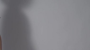 Film tahtası ya da alkış tahtası vuruşu. El ele tutuşup boş film tahtasını tutarak alkışlıyoruz. Video prodüksiyonu için açık ve kapalı film sayfası. Film yapımcılığı. Renkli arka plan stüdyosu Çekime hazır.