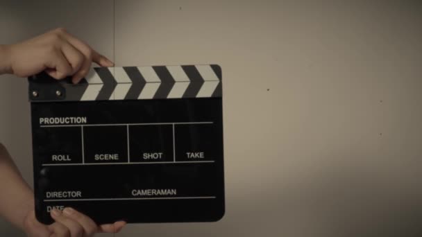 Movie Slate Clapperboard Hitting Close Hand Holding Empty Film Slate — Stockvideo