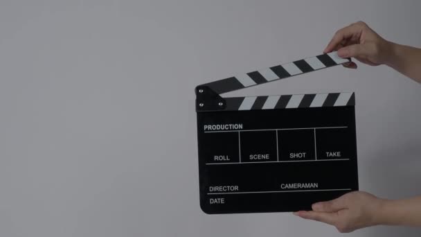 Filmskiffer Eller Clapperboard Slår Närbild Hand Hålla Tom Film Skiffer — Stockvideo