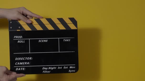 Movie Slate Clapperboard Hitting Close Hand Holding Empty Film Slate — Vídeo de stock