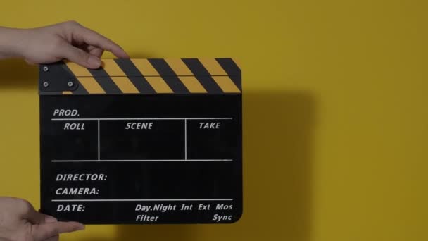 Filmschiefer Oder Klappbrettschlag Großaufnahme Die Leere Folienschiefertafel Halten Und Klatschen — Stockvideo