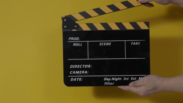 Movie Slate Clapperboard Hitting Close Hand Holding Empty Film Slate — Vídeo de Stock