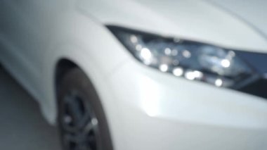 Araba anahtarı uzaktan kumandası. Arabanın uzaktan kumandasının yanındaki kilidi açıp kapatıyorum. Araba anahtarının düğmesine basıyorum ve kapılar açılıp kapandığında ışıklar yanıp sönüyor. Otomatik uzaktan kumanda kullanan bir adam eli.