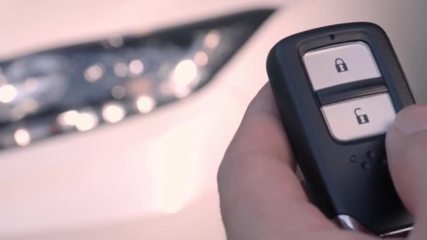Autókulcs Távirányító Bezárom Kinyitom Kocsit Kocsikulcs Távirányítóval Nyomja Meg Gombot — Stock videók