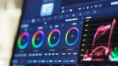 Renk derecelendirme grafiği veya RGB renk düzeltme göstergesi prodüksiyon sonrası monitörde. Video ya da film yapımında telekinezi aşaması. Dijital filmdeki renkleri düzenlemek veya ayarlamak için.