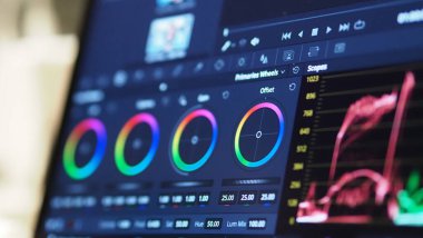 Renk derecelendirme grafiği veya RGB renk düzeltme göstergesi prodüksiyon sonrası monitörde. Video ya da film yapımında telekinezi aşaması. Dijital filmdeki renkleri düzenlemek veya ayarlamak için.