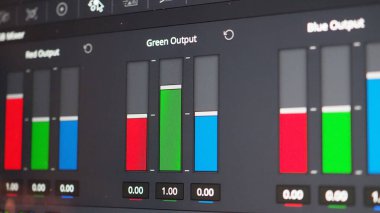 Renk derecelendirme grafiği veya RGB renk düzeltme göstergesi prodüksiyon sonrası monitörde. Video ya da film yapımında telekinezi aşaması. Dijital filmdeki renkleri düzenlemek veya ayarlamak için.