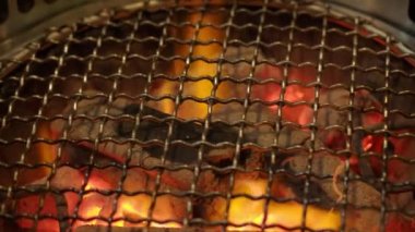 Duman kapüşonlu ızgara yemek için barbekü kömürü ocağında yangın. Genellikle ızgara restoranlarında kullanılır. Kore Japon ve Çin restoranları gibi Asya yemeklerinde bulunur. Kömür ocağı alevleri