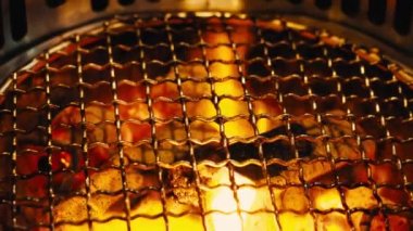 Duman kapüşonlu ızgara yemek için barbekü kömürü ocağında yangın. Genellikle ızgara restoranlarında kullanılır. Kore Japon ve Çin restoranları gibi Asya yemeklerinde bulunur. Kömür ocağı alevleri