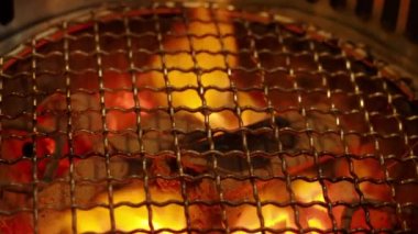 Duman kapüşonlu ızgara yemek için barbekü kömürü ocağında yangın. Genellikle ızgara restoranlarında kullanılır. Kore Japon ve Çin restoranları gibi Asya yemeklerinde bulunur. Kömür ocağı alevleri