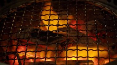 Duman kapüşonlu ızgara yemek için barbekü kömürü ocağında yangın. Genellikle ızgara restoranlarında kullanılır. Kore Japon ve Çin restoranları gibi Asya yemeklerinde bulunur. Kömür ocağı alevleri