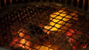 Duman kapüşonlu ızgara yemek için barbekü kömürü ocağında yangın. Genellikle ızgara restoranlarında kullanılır. Kore Japon ve Çin restoranları gibi Asya yemeklerinde bulunur. Kömür ocağı alevleri