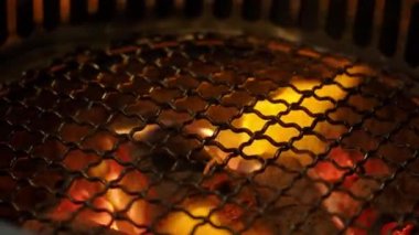 Duman kapüşonlu ızgara yemek için barbekü kömürü ocağında yangın. Genellikle ızgara restoranlarında kullanılır. Kore Japon ve Çin restoranları gibi Asya yemeklerinde bulunur. Kömür ocağı alevleri