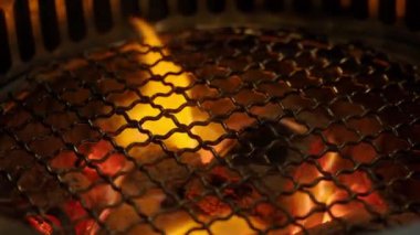 Duman kapüşonlu ızgara yemek için barbekü kömürü ocağında yangın. Genellikle ızgara restoranlarında kullanılır. Kore Japon ve Çin restoranları gibi Asya yemeklerinde bulunur. Kömür ocağı alevleri