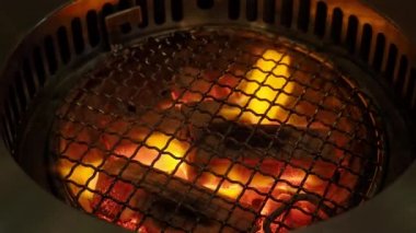 Duman kapüşonlu ızgara yemek için barbekü kömürü ocağında yangın. Genellikle ızgara restoranlarında kullanılır. Kore Japon ve Çin restoranları gibi Asya yemeklerinde bulunur. Kömür ocağı alevleri