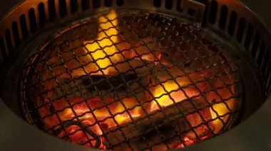 Duman kapüşonlu ızgara yemek için barbekü kömürü ocağında yangın. Genellikle ızgara restoranlarında kullanılır. Kore Japon ve Çin restoranları gibi Asya yemeklerinde bulunur. Kömür ocağı alevleri