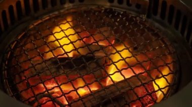 Duman kapüşonlu ızgara yemek için barbekü kömürü ocağında yangın. Genellikle ızgara restoranlarında kullanılır. Kore Japon ve Çin restoranları gibi Asya yemeklerinde bulunur. Kömür ocağı alevleri
