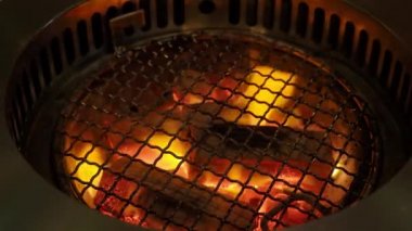 Duman kapüşonlu ızgara yemek için barbekü kömürü ocağında yangın. Genellikle ızgara restoranlarında kullanılır. Kore Japon ve Çin restoranları gibi Asya yemeklerinde bulunur. Kömür ocağı alevleri