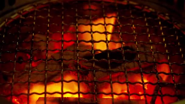 バーベキューでの火災煙フードで食品を焼くためのチャコールグリルストーブ 一般的にグリルレストランで使用されます 韓国料理や中華料理などのアジア料理に見られる 炭ストーブの炎 — ストック動画