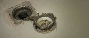 Kanalizasyon temizliği. Tıkanmış ve kirli kanalizasyon boruları boşaltılıyor. Saçları ve birikmiş tıkanmış yağlarla dolu. Banyodaki kanalizasyon sistemini tamir et. Temiz yıkama ve tıkanıklık giderlerini onarmak.