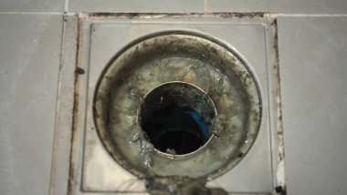 Kanalizasyon temizliği. Tıkanmış ve kirli kanalizasyon boruları boşaltılıyor. Saçları ve birikmiş tıkanmış yağlarla dolu. Banyodaki kanalizasyon sistemini tamir et. Temiz yıkama ve tıkanıklık giderlerini onarmak.