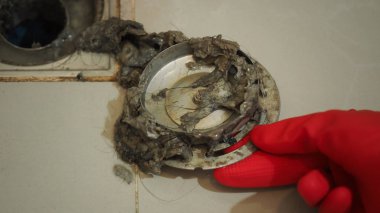 Kanalizasyon temizliği. Tıkanmış ve kirli kanalizasyon boruları boşaltılıyor. Saçları ve birikmiş tıkanmış yağlarla dolu. Banyodaki kanalizasyon sistemini tamir et. Temiz yıkama ve tıkanıklık giderlerini onarmak.