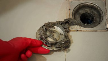 Kanalizasyon temizliği. Tıkanmış ve kirli kanalizasyon boruları boşaltılıyor. Saçları ve birikmiş tıkanmış yağlarla dolu. Banyodaki kanalizasyon sistemini tamir et. Temiz yıkama ve tıkanıklık giderlerini onarmak.