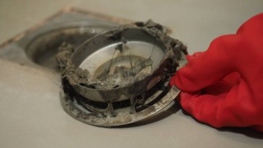 Kanalizasyon temizliği. Tıkanmış ve kirli kanalizasyon boruları boşaltılıyor. Saçları ve birikmiş tıkanmış yağlarla dolu. Banyodaki kanalizasyon sistemini tamir et. Temiz yıkama ve tıkanıklık giderlerini onarmak.