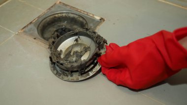 Kanalizasyon temizliği. Tıkanmış ve kirli kanalizasyon boruları boşaltılıyor. Saçları ve birikmiş tıkanmış yağlarla dolu. Banyodaki kanalizasyon sistemini tamir et. Temiz yıkama ve tıkanıklık giderlerini onarmak.