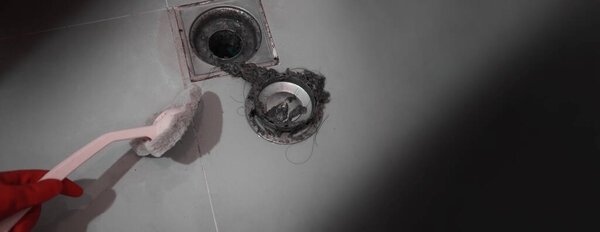 Очистка стока. Засоренные и грязные канализационные трубы. Полно волос и накопленного засоренного жира. Мазать пол дренажной канализацией в ванной. Починка чистой мойки и очистка канализации.